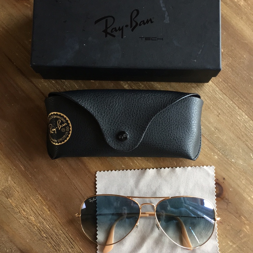 Ray-Ban aviators with gold frame